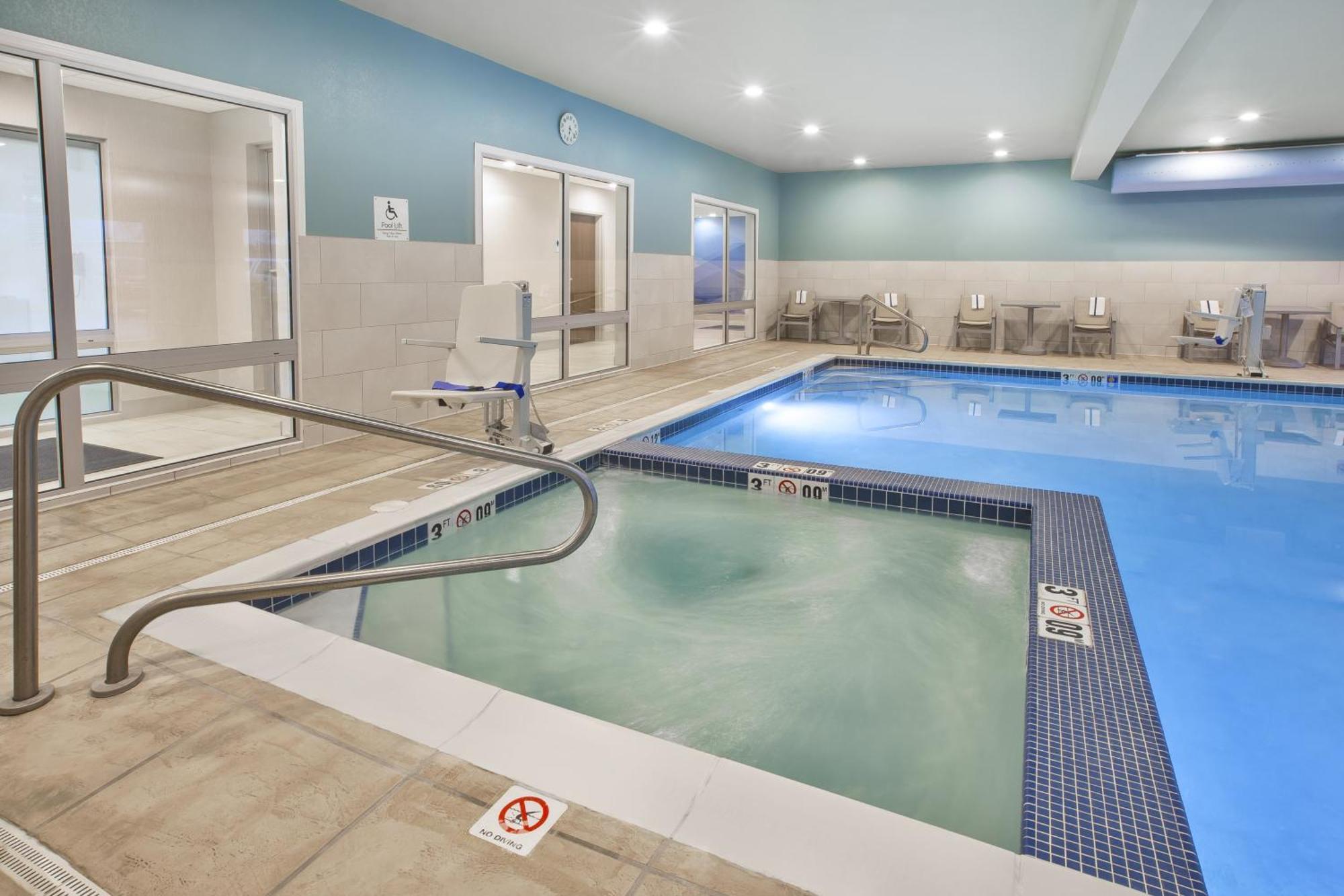 Holiday Inn Express & Suites - Parkersburg East By Ihg Zewnętrze zdjęcie